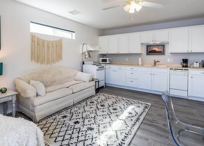 Kapila Gardens Family Retreat W/ Private Pool Holiday home Cottonwood