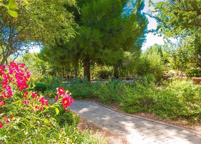 Kapila Gardens Family Retreat W/ Private Pool Holiday home Cottonwood