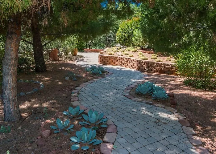 Kapila Gardens Family Retreat W/ Private Pool Holiday home *